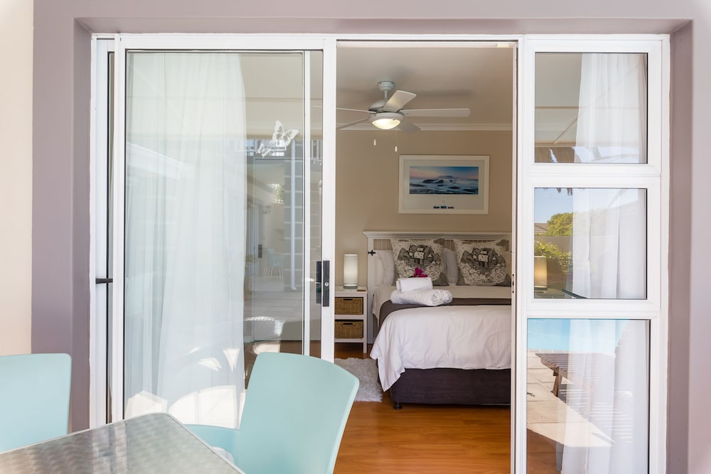 Standard Room, 1 Bedroom (Pool Facing Double) photo 3