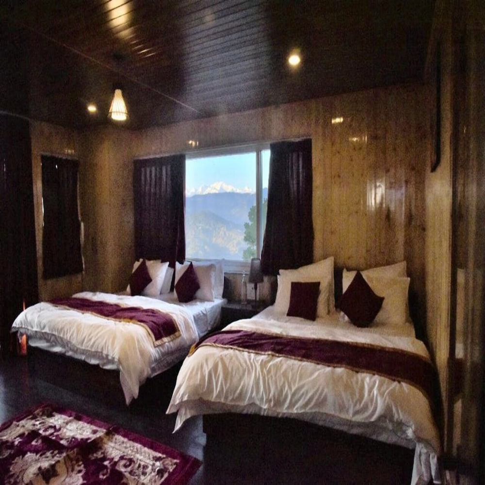 Luxury Family Room with Mountain View photo 1