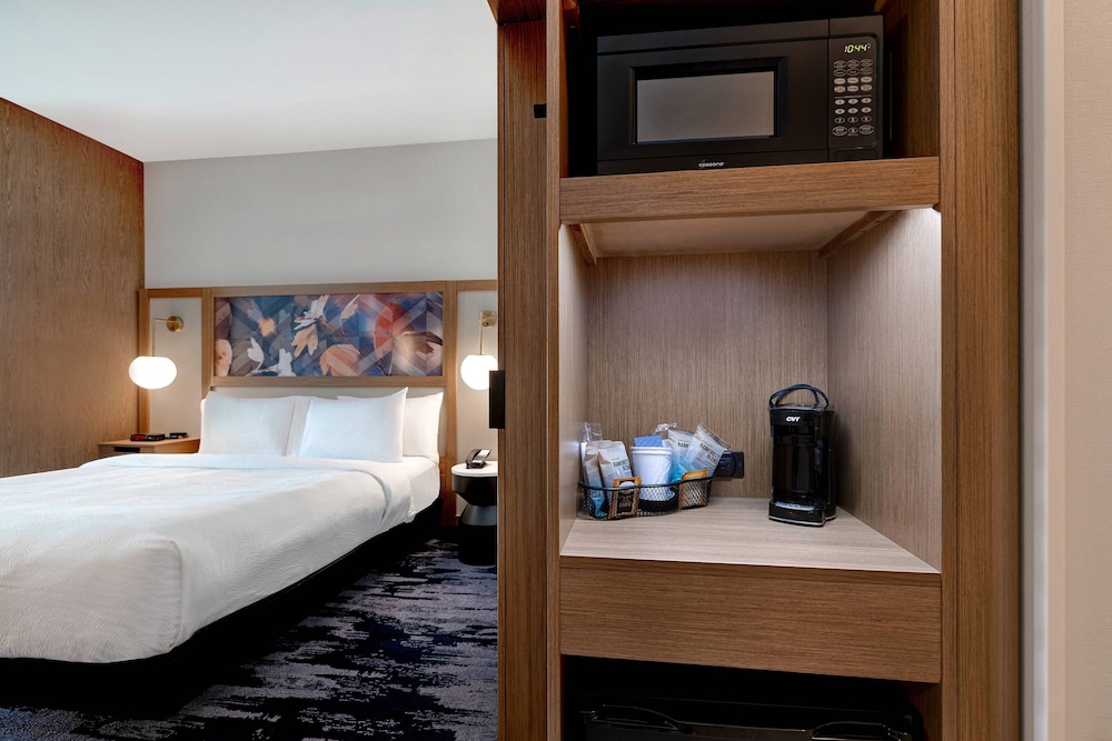 Suite, 1 King Bed with Sofa bed photo 2