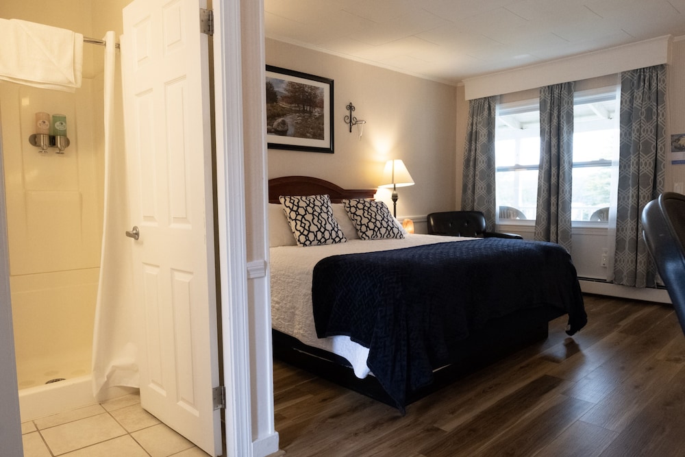 Comfort Room, 1 King Bed, Lake View photo 1