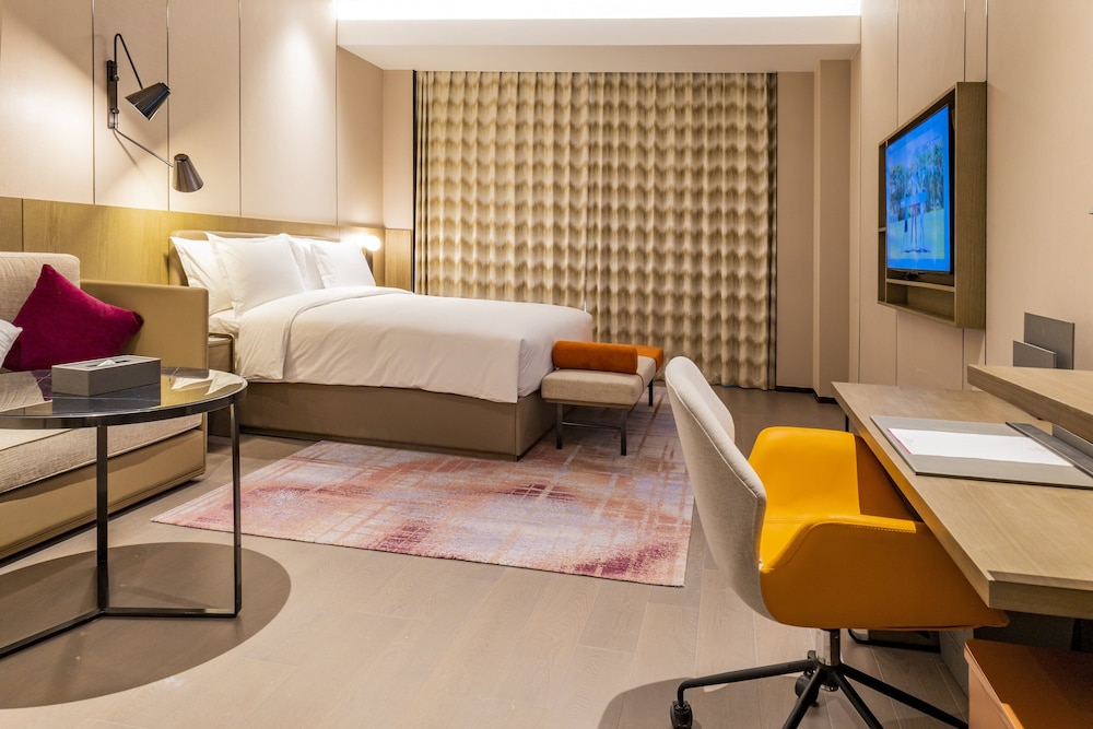 Standard Room, 1 King Bed, Accessible, Club Lounge Access