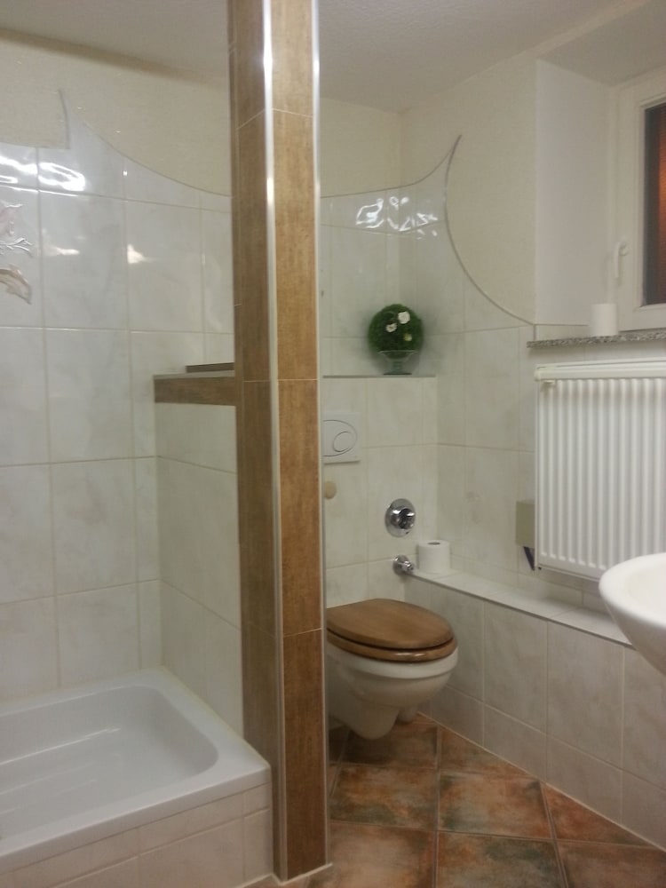 Basic Single Room, Shared Bathroom photo 2
