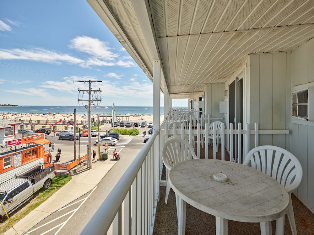 Side Balcony with Two Double Beds photo 2