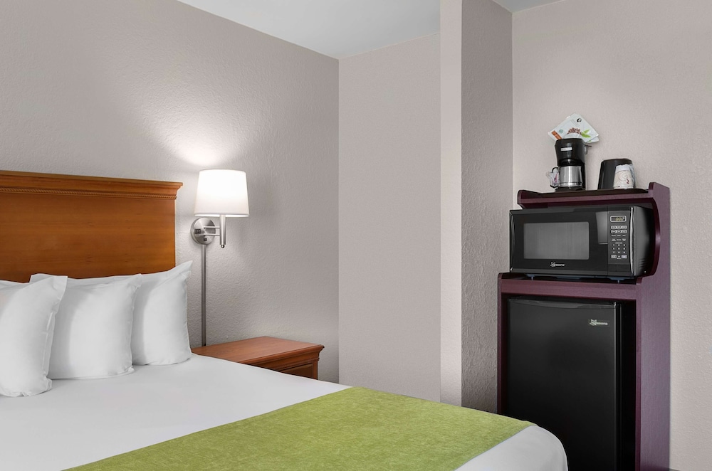 Standard Room, 1 Queen Bed, Non Smoking, Balcony - Photo 2