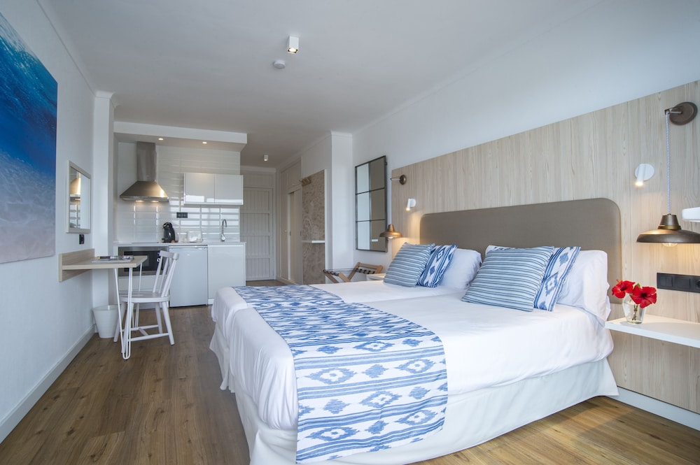 Double Room, Balcony thumbnail 5