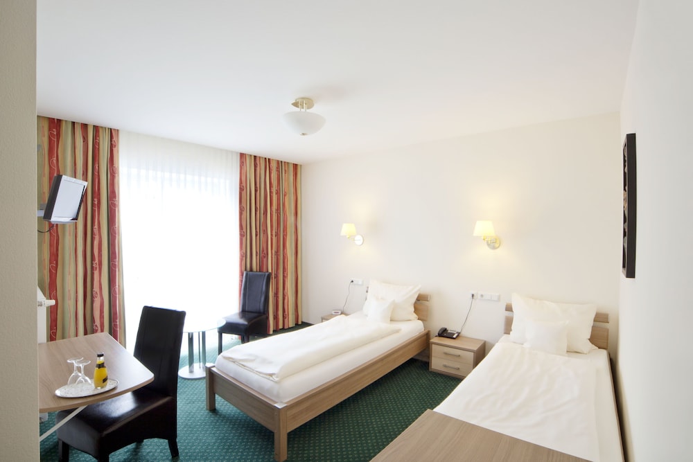 Standard Double Room - Photo 9