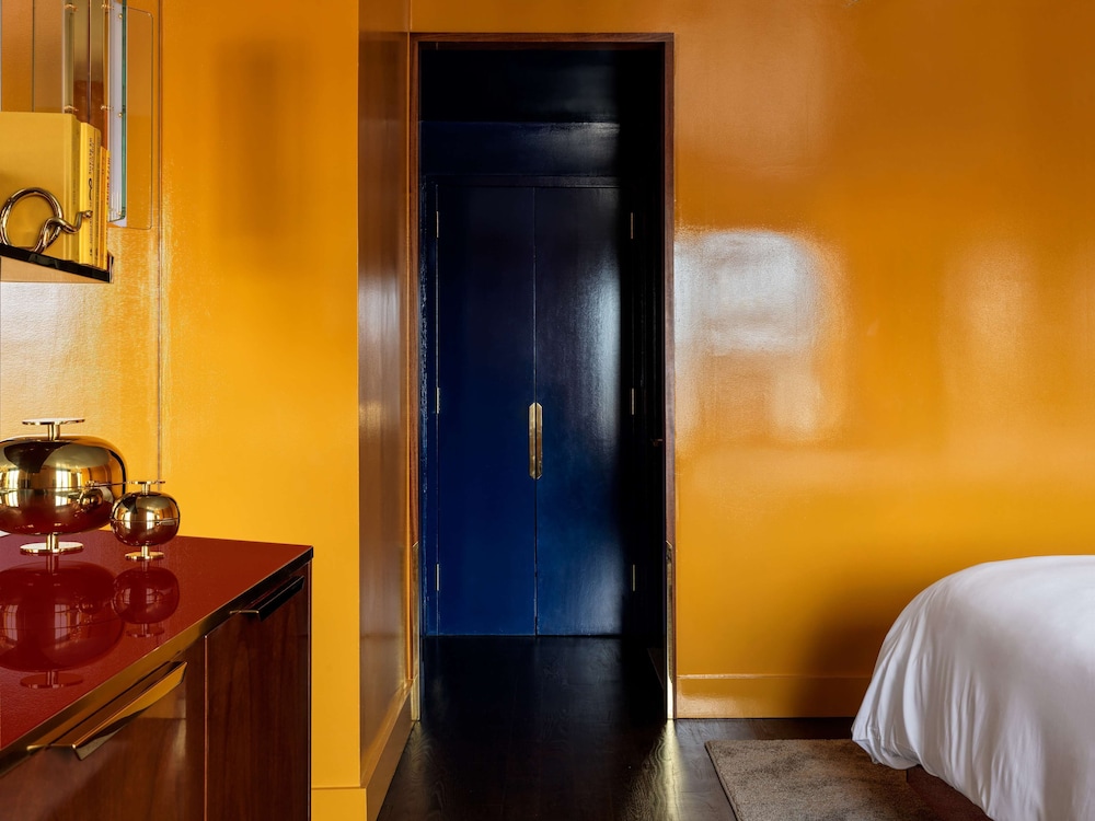 Deluxe Room, 1 King Bed, Accessible, Corner photo 1