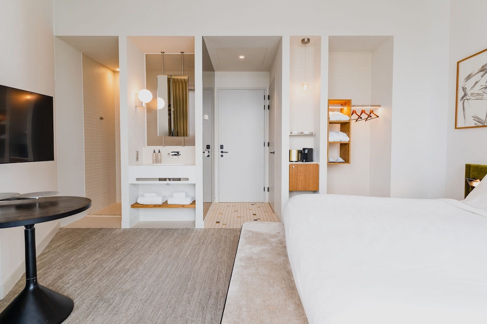 Deluxe Double or Twin Room, Lake View thumbnail 6