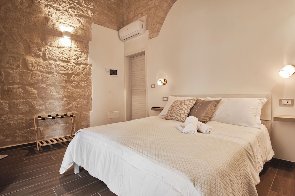 Superior Double Room, 1 King Bed, Balcony, City View photo 2