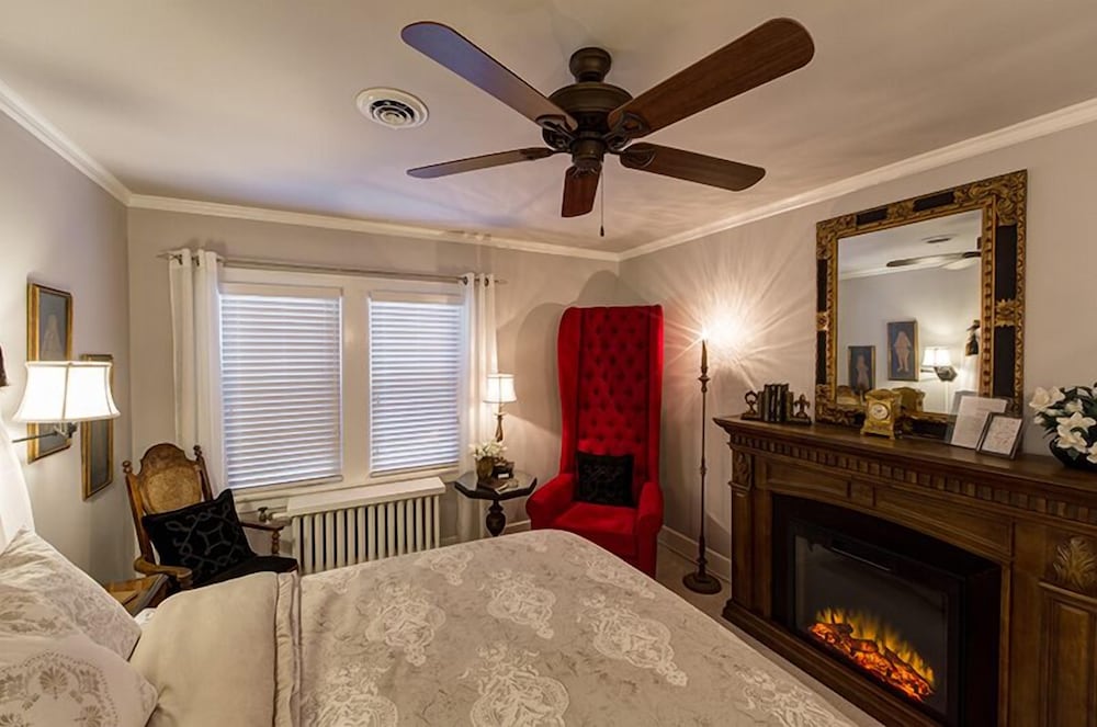Room, 1 Queen Bed (Canterbury Tales) photo 3