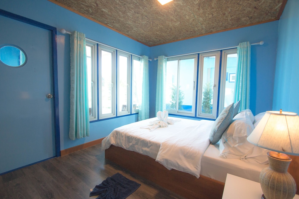 Beach front bungalow photo 3