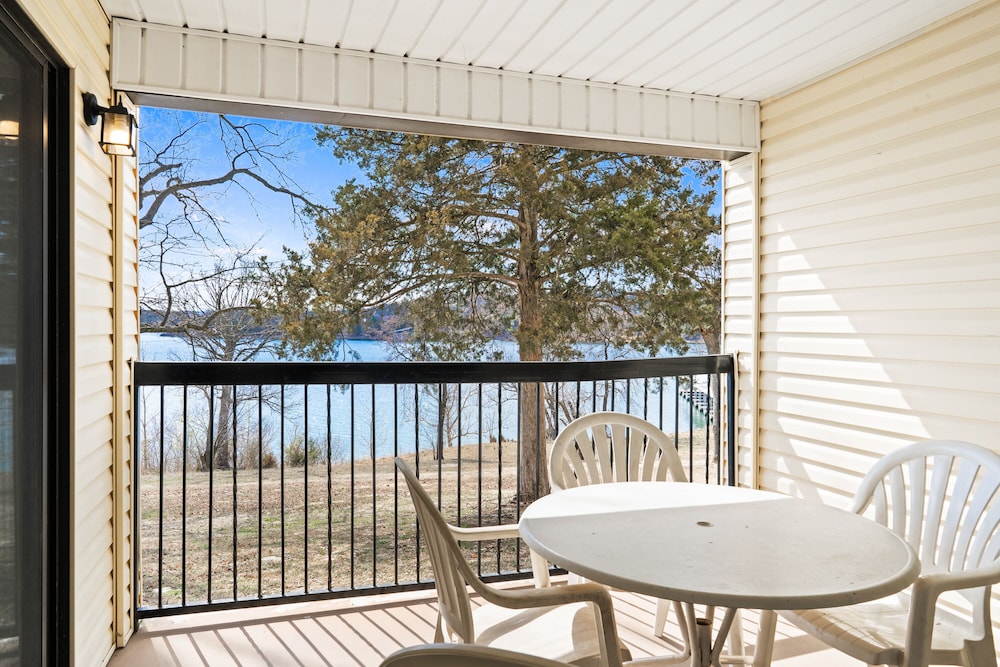 2 - BD Lakefront Deluxe Suite Unit 312