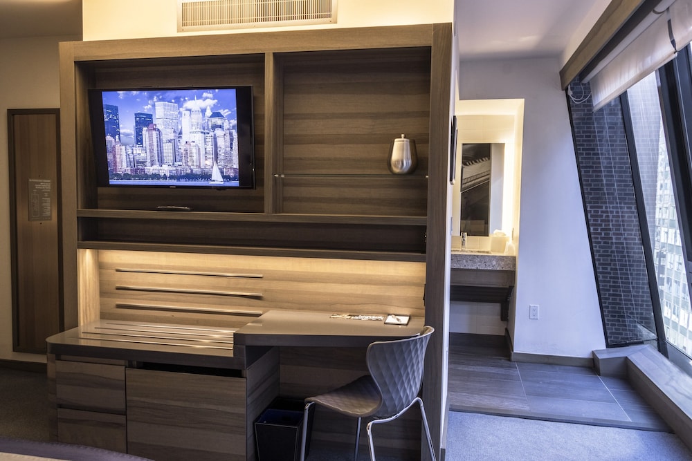 Superior Suite, 1 King Bed thumbnail 6