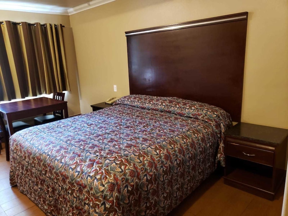 Standard Room, 1 King Bed, Non Smoking - Photo 3