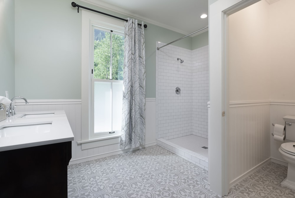 Room 10 with Shared Hall Bath photo 2