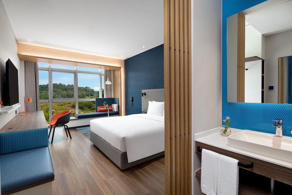 Standard Room, 1 King Bed, Courtyard View