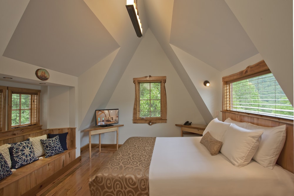 Standard Room, 1 Queen Bed, Non Smoking (Captain's Quarters) photo 1