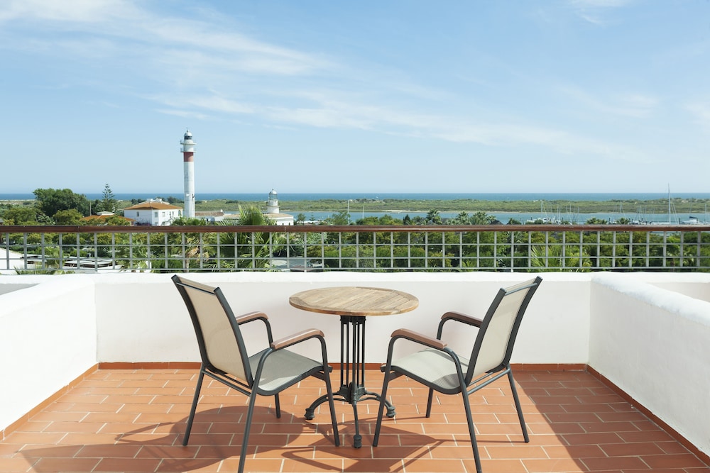 Family Double Room, 2 Twin Beds, Sea Facing - Photo 2