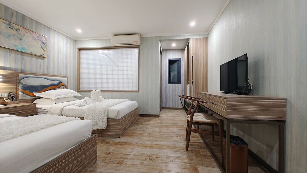 Deluxe Double or Twin Room - Photo 13