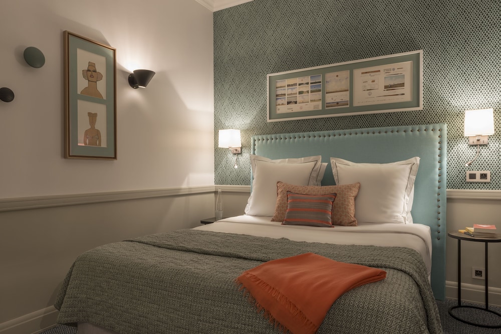 Deluxe Room thumbnail 6