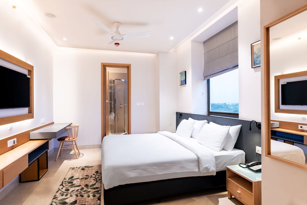Deluxe Room, 1 King Bed, Private Bathroom, City View