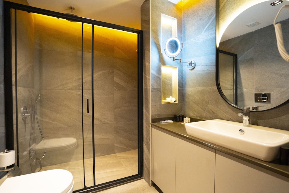 Elegance Deluxe with Jacuzzi thumbnail 5
