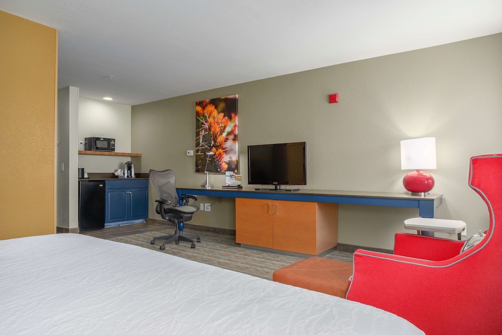 1 King Bed, Accessible w/ Tub photo 2