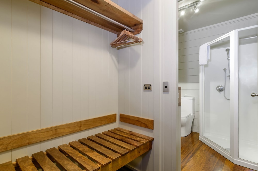 Lodge Suite, 1 Bedroom, Ensuite, Lake View thumbnail 6