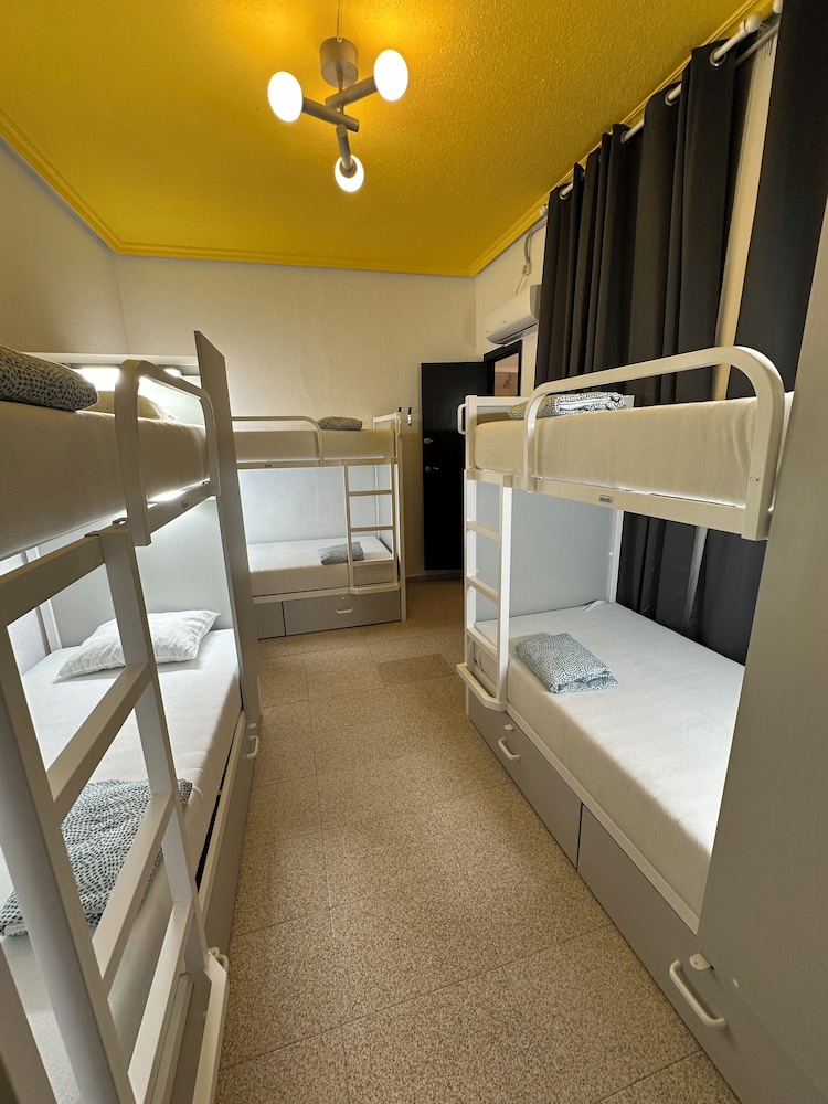 1 cama en habitación compartida mixta para 6 personas