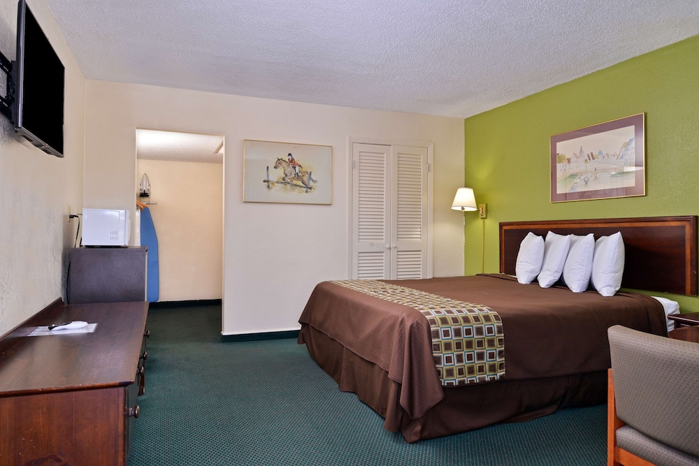 Room, 1 King Bed, Smoking - Photo 1