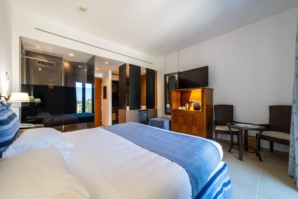 Deluxe Room - Photo 10