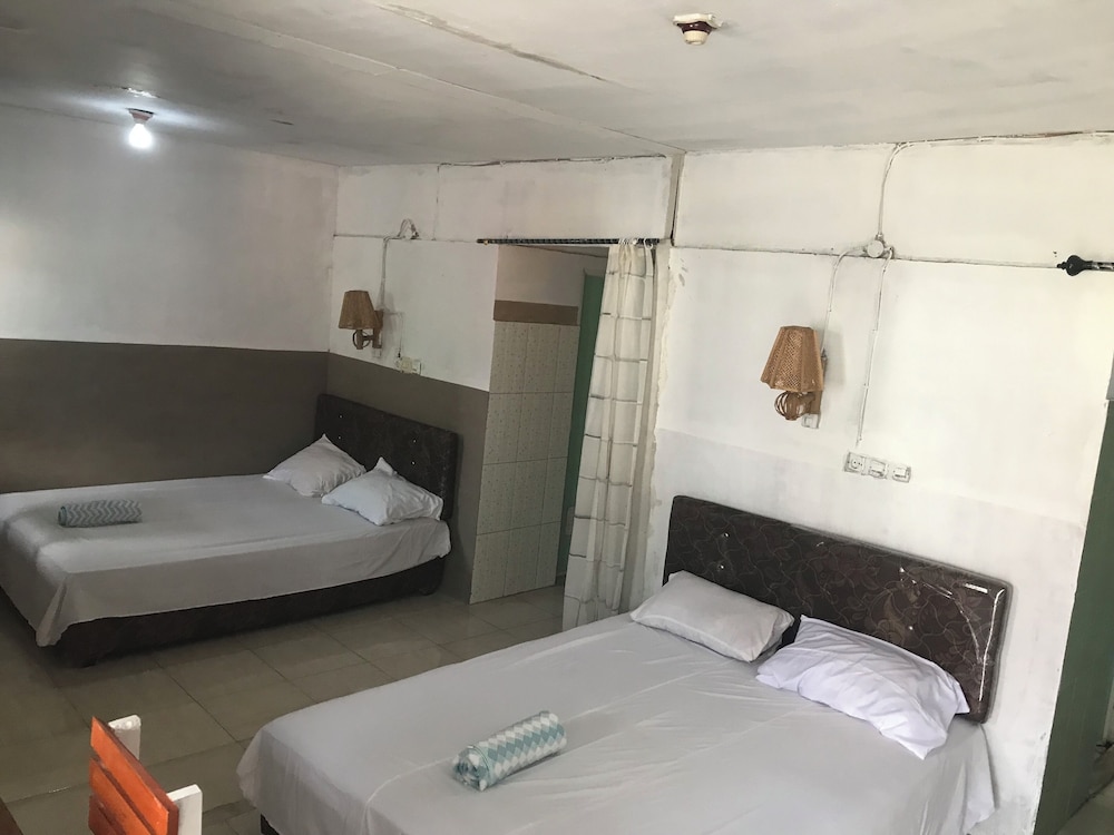 Basic Double or Twin Room, 2 Double Beds, Mobility Accessible, Park View photo 2