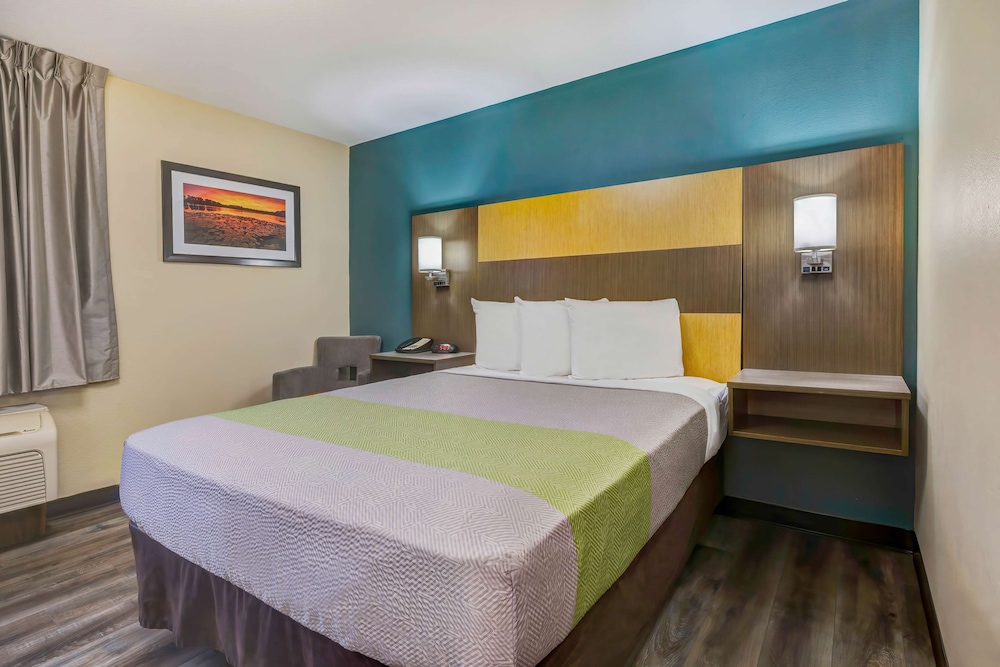 Deluxe Room, 1 Queen Bed, Non Smoking, Kitchenette - Photo 1