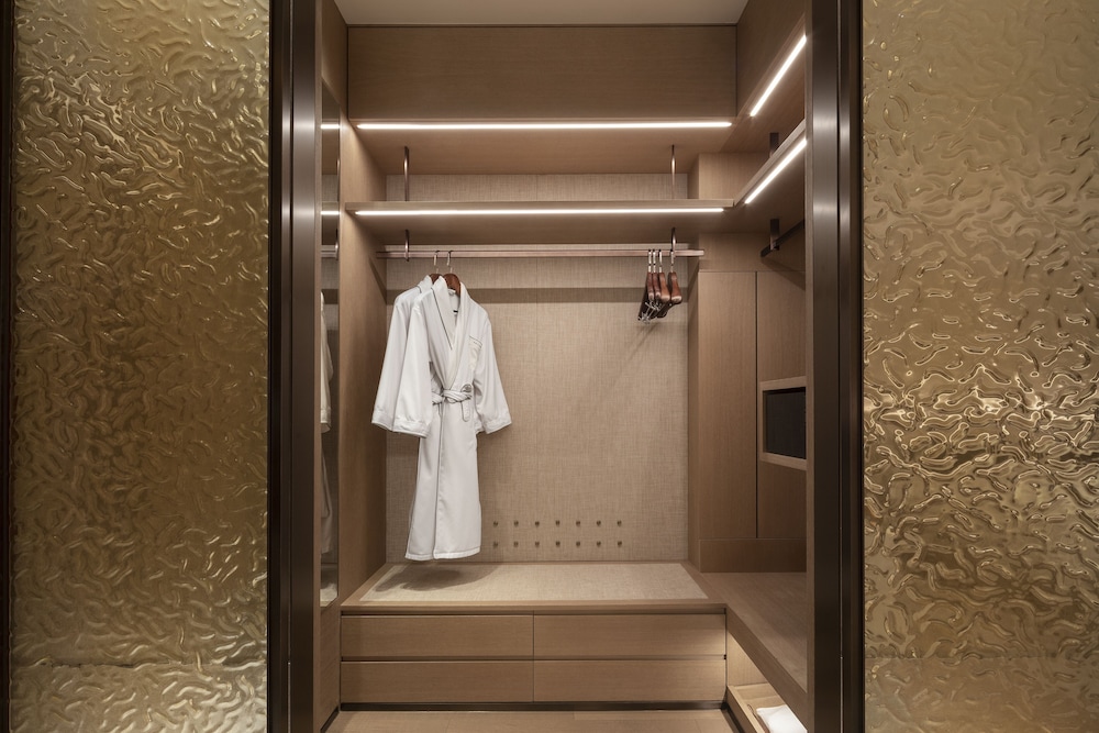 Luxury Twin Room, Non Smoking, No Windows photo 3
