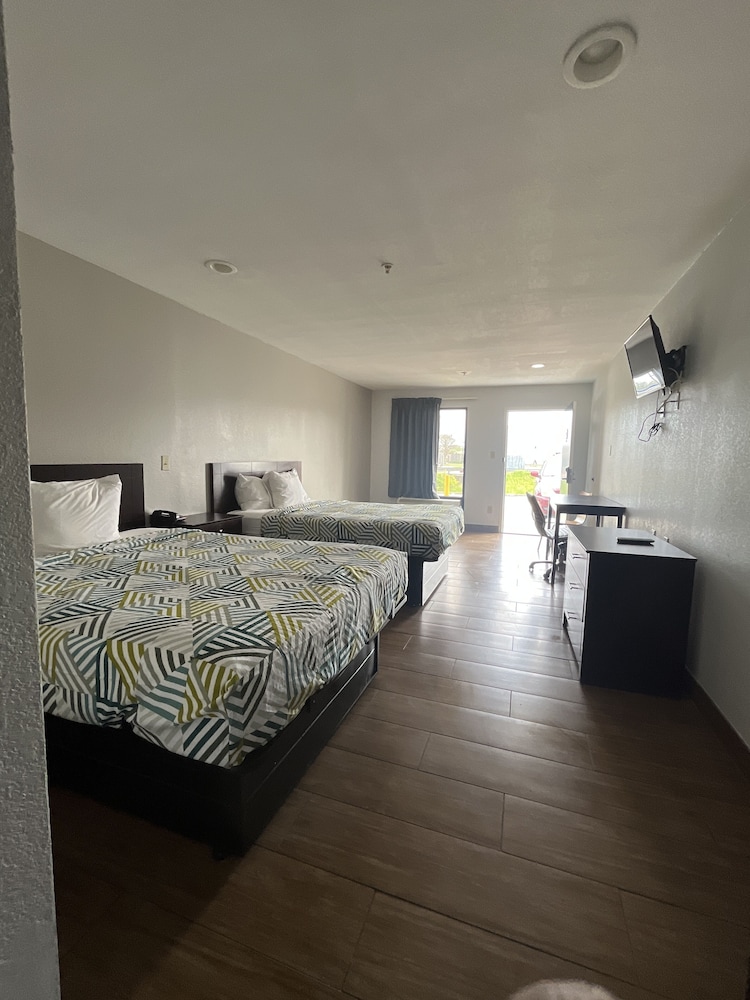 Deluxe Room, 2 Queen Beds, Non Smoking, Refrigerator & Microwave - Photo 5