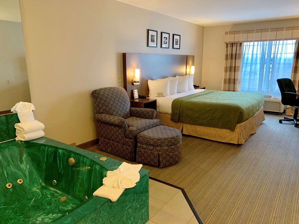 Suite, 1 King Bed, Non Smoking, Jetted Tub - Photo 4
