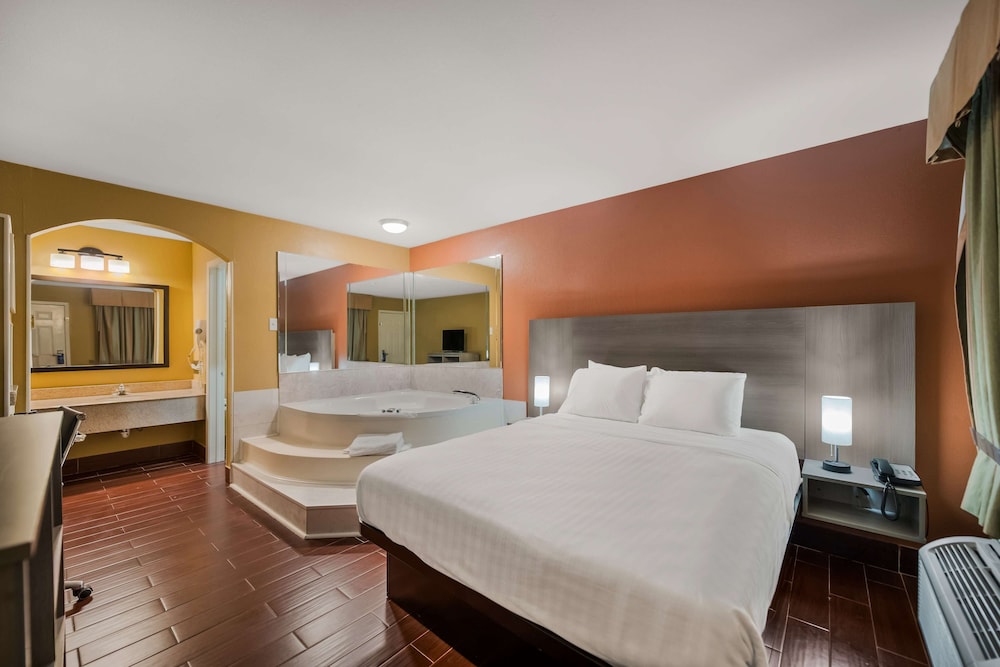 Standard Room, 1 Queen Bed, Non Smoking, Jetted Tub - Photo 1