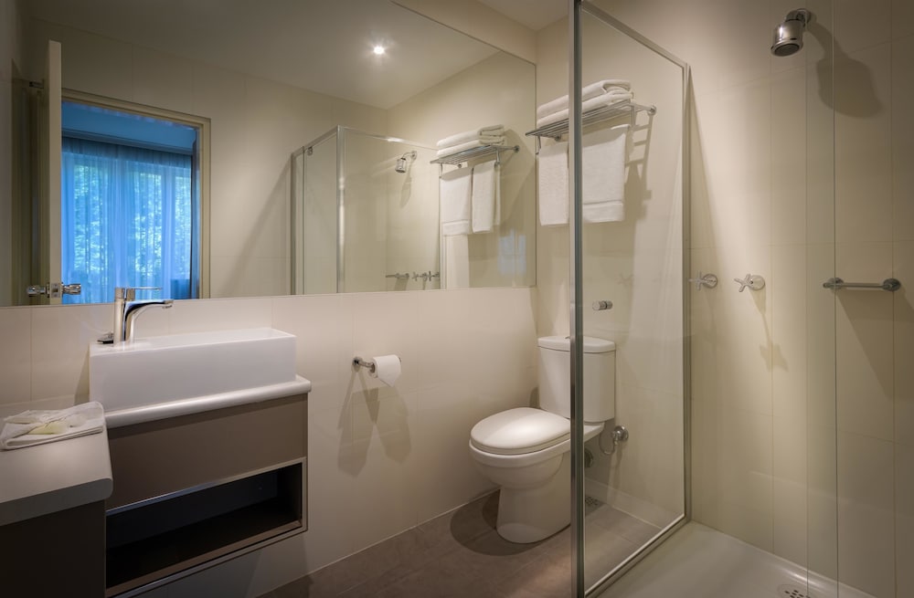 Executive Room, 1 King Bed, Non Smoking (Walk-in Shower;Larger Room) - Photo 3