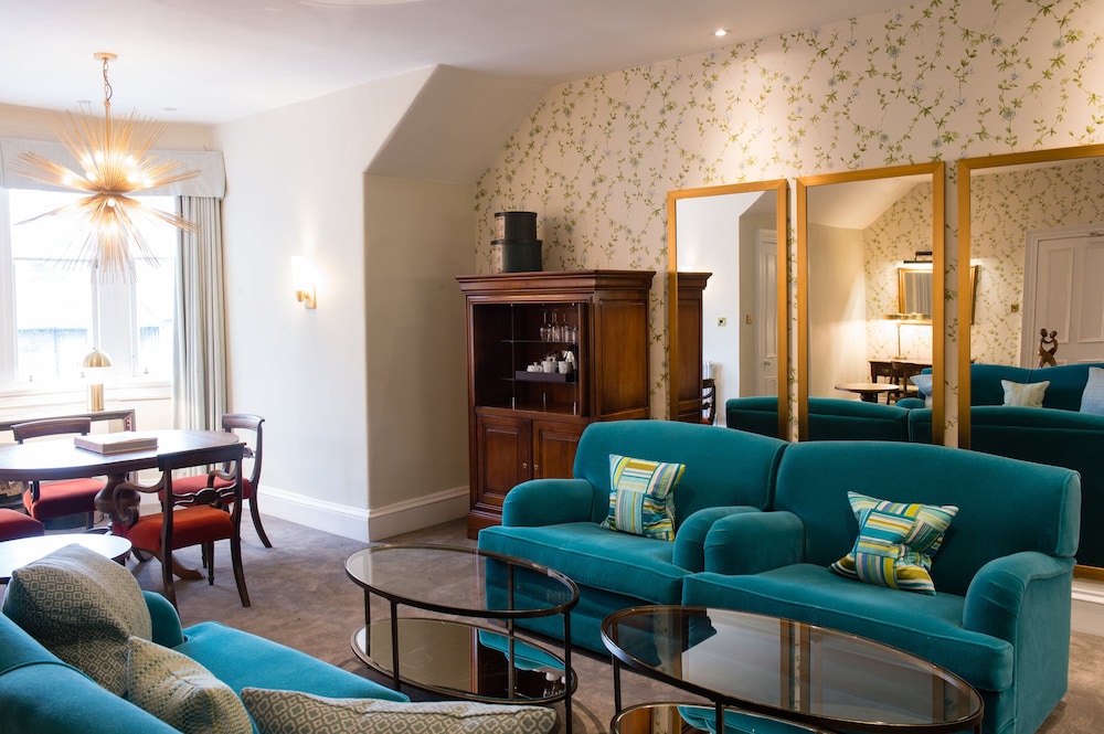 Signature Suite - Photo 9