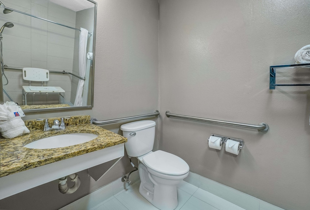 Standard Room, 2 Double Beds, Accessible, Smoking - Photo 4