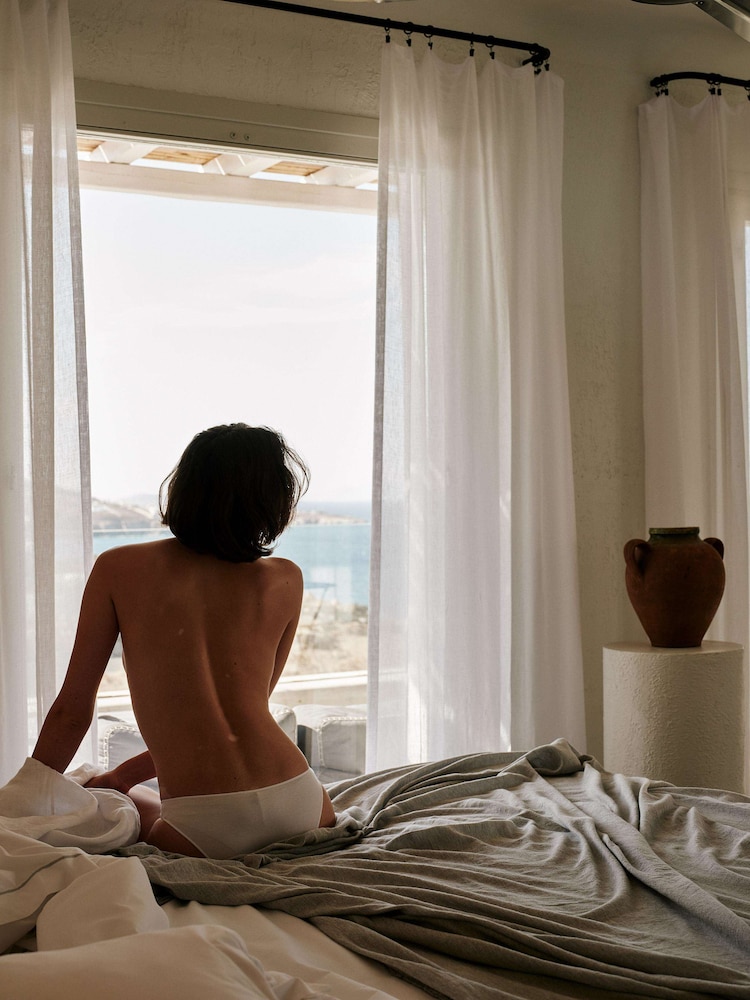 Bohemian Sunset & Sea View Suite with Outdoor Hot Tub