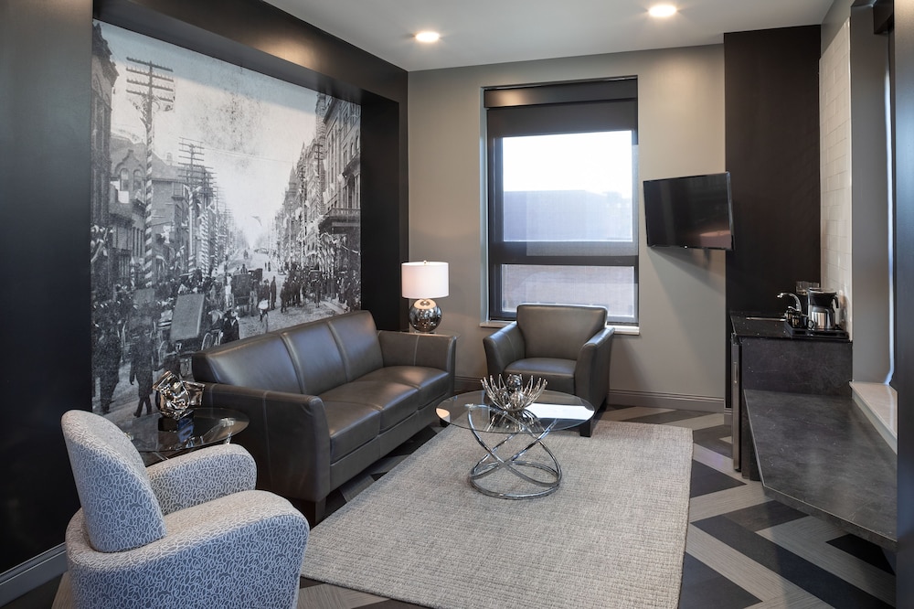 Superior Suite, 1 King Bed, City View (Phillips Mural Suites)