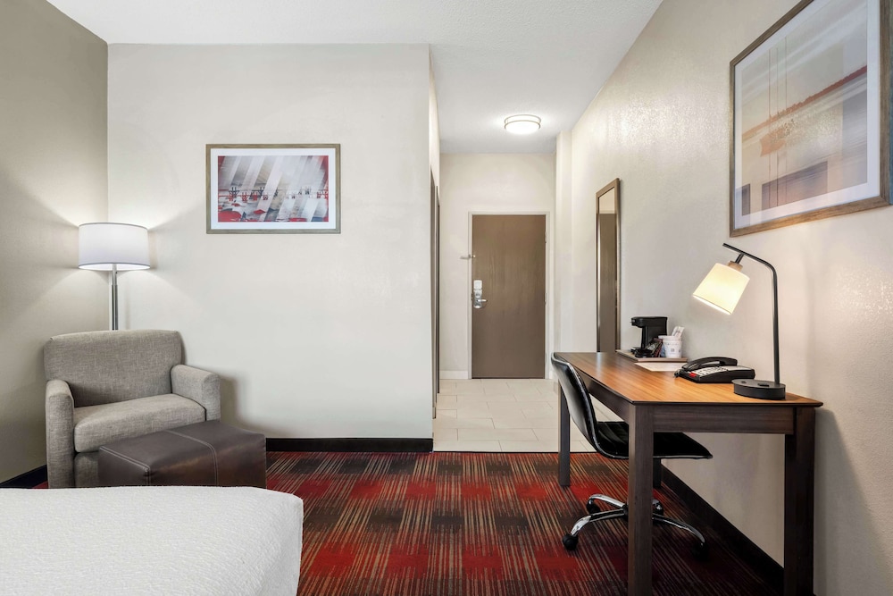 Standard Room, 1 King Bed, Non Smoking, Refrigerator & Microwave photo 2