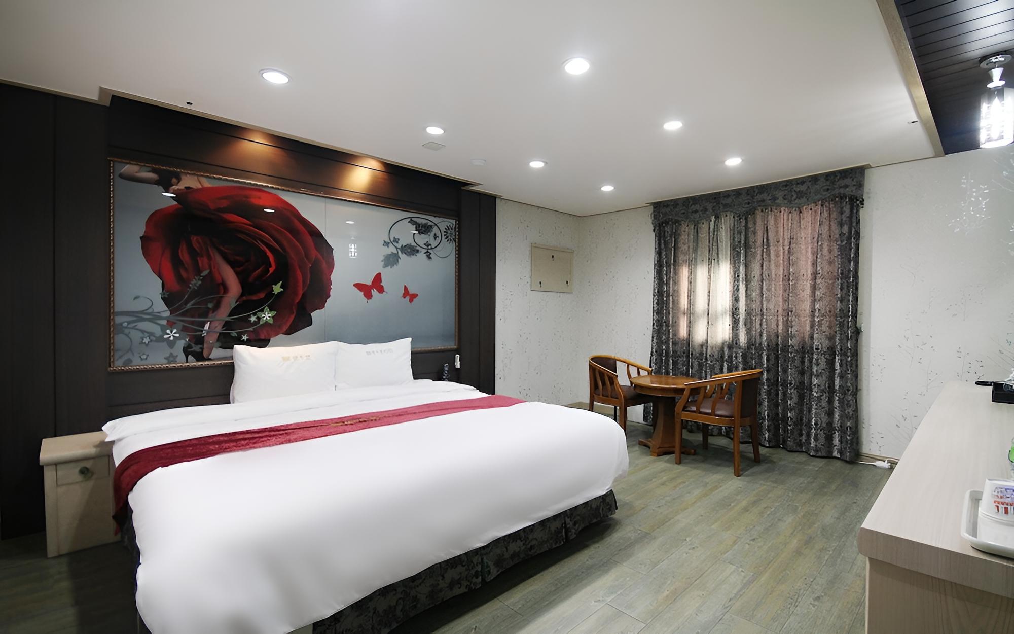 Room (Family room) - Photo 1
