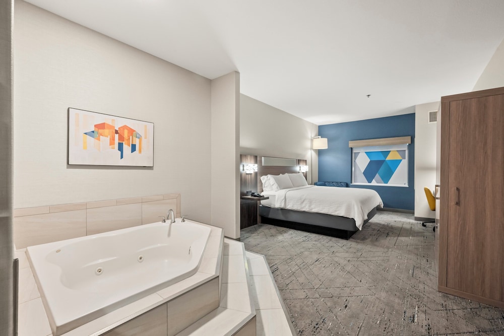 Standard Room, 1 King Bed, Accessible, Non Smoking (Communications Accessible) - Photo 1