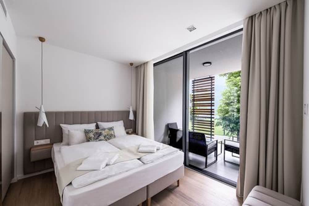 Deluxe Apartment, 2 Bedrooms, Balcony, Lake View photo 2