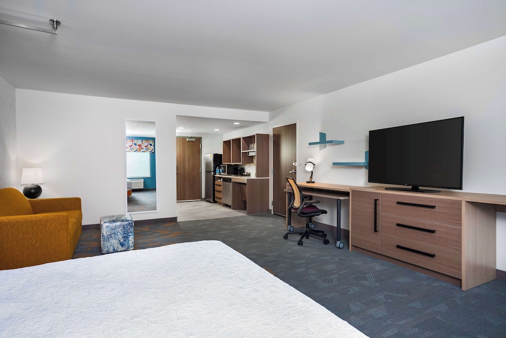 Suite, 1 King Bed, Accessible (Hearing) - Photo 2