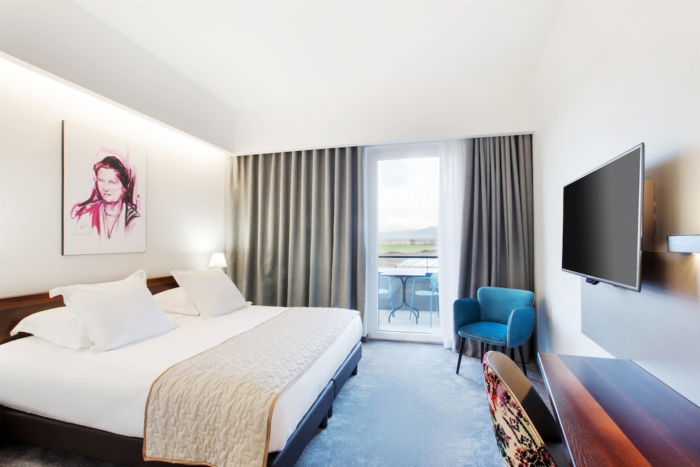 Deluxe Room, 1 Queen Bed, Non Smoking, Balcony (Converts to 2 Twin Beds) - Photo 4