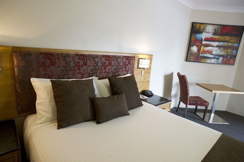 Standard Suite, Multiple Bedrooms, Non Smoking, Kitchen (3 Bedroom Apartment) photo 3