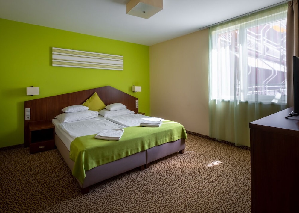 Deluxe Apartment, 2 Queen Beds, Non Smoking photo 2